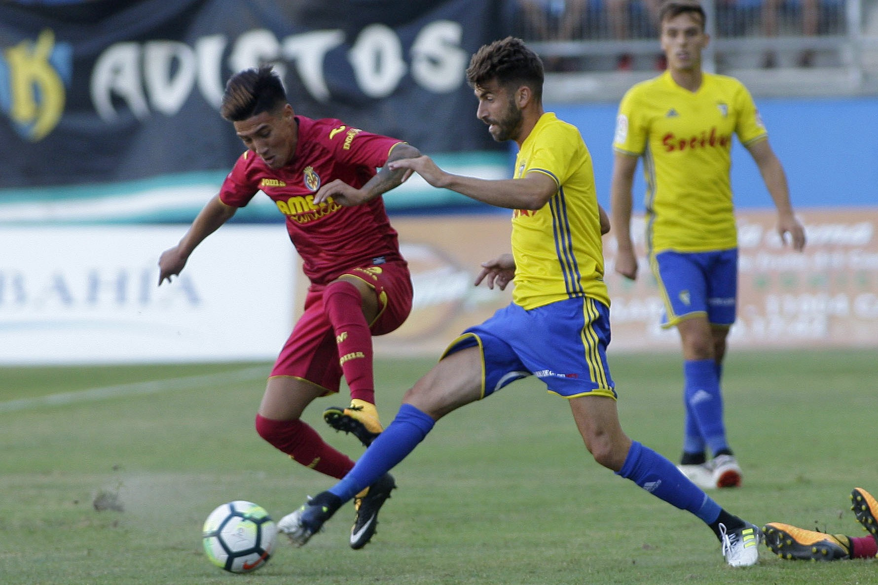 El Villarreal confirma la lesión de rodilla del argentino Leo Suárez