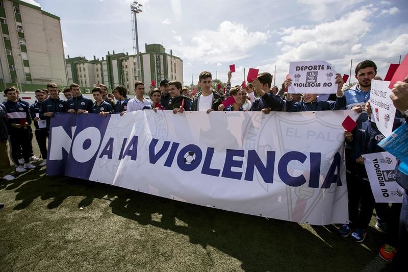 Jugadores y vecinos de El Palo se concentran contra la violencia en el fútbol