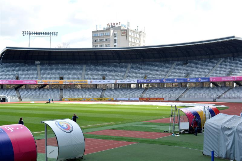 Trabajo a contrarreloj para mejorar el césped del estadio del Rumanía-España