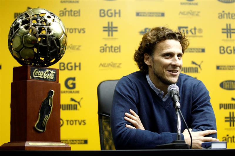 Forlán, con "grandes chances" de ir a jugar a un equipo de India